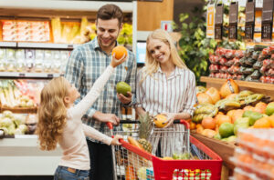 Une famille qui est heureuse de faire les courses car ils font des économies avec Reprice