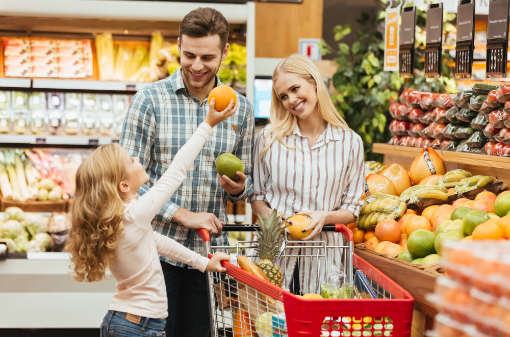 Une famille qui est heureuse de faire les courses car ils font des économies avec Reprice